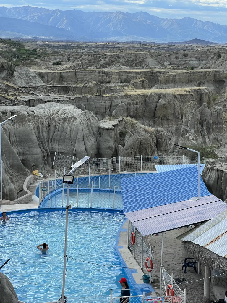 Piscine naturelle désert gris